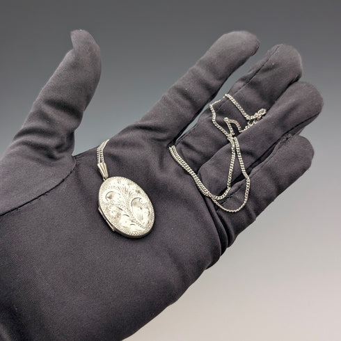 Vintage sterling silver oval locket pendant with sterling silver necklace, 7g total